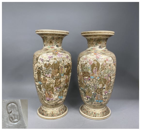 Japon, Satsuma - Importante paire de vases balustres en faïence de Satsuma à ri…