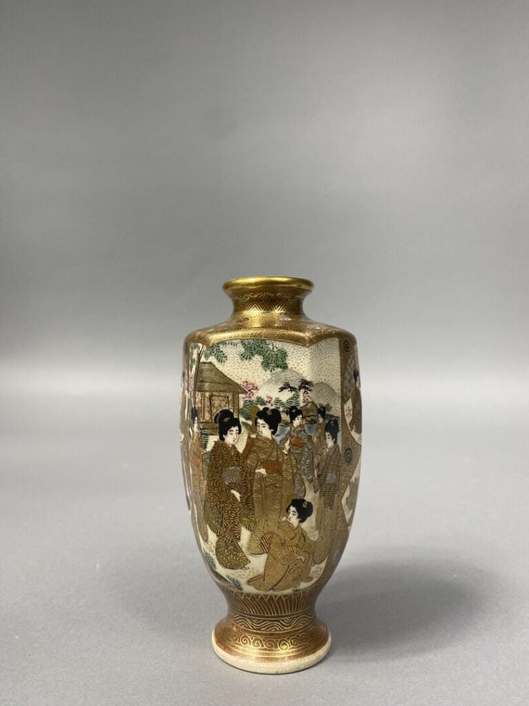 Japon, Satsuma - Petit vase à pans coupés en faïence de Satsuma à décor de geis…