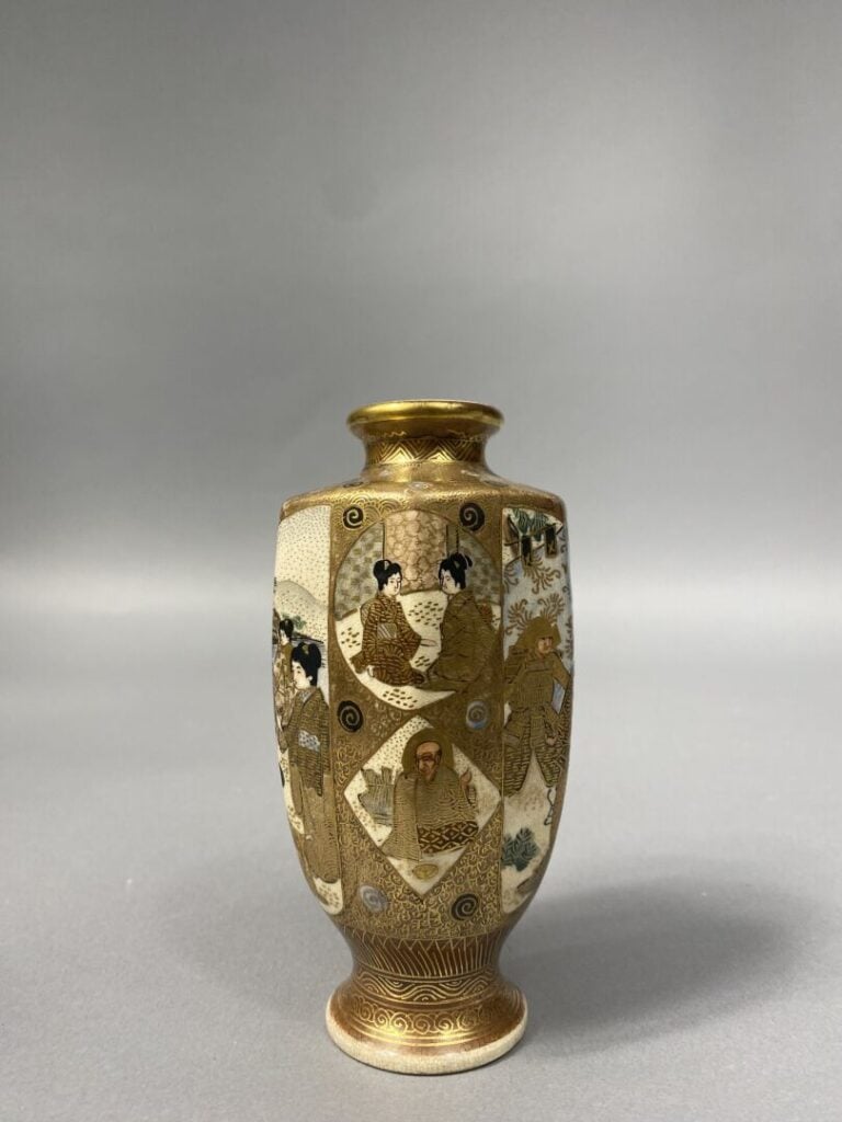Japon, Satsuma - Petit vase à pans coupés en faïence de Satsuma à décor de geis…