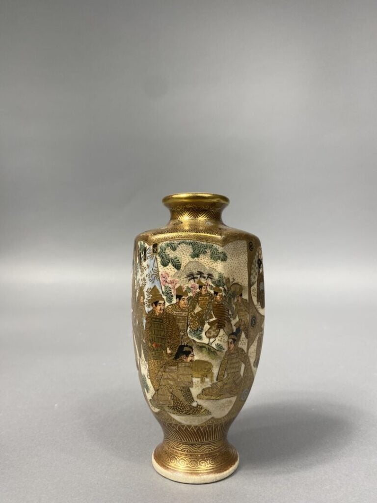 Japon, Satsuma - Petit vase à pans coupés en faïence de Satsuma à décor de geis…