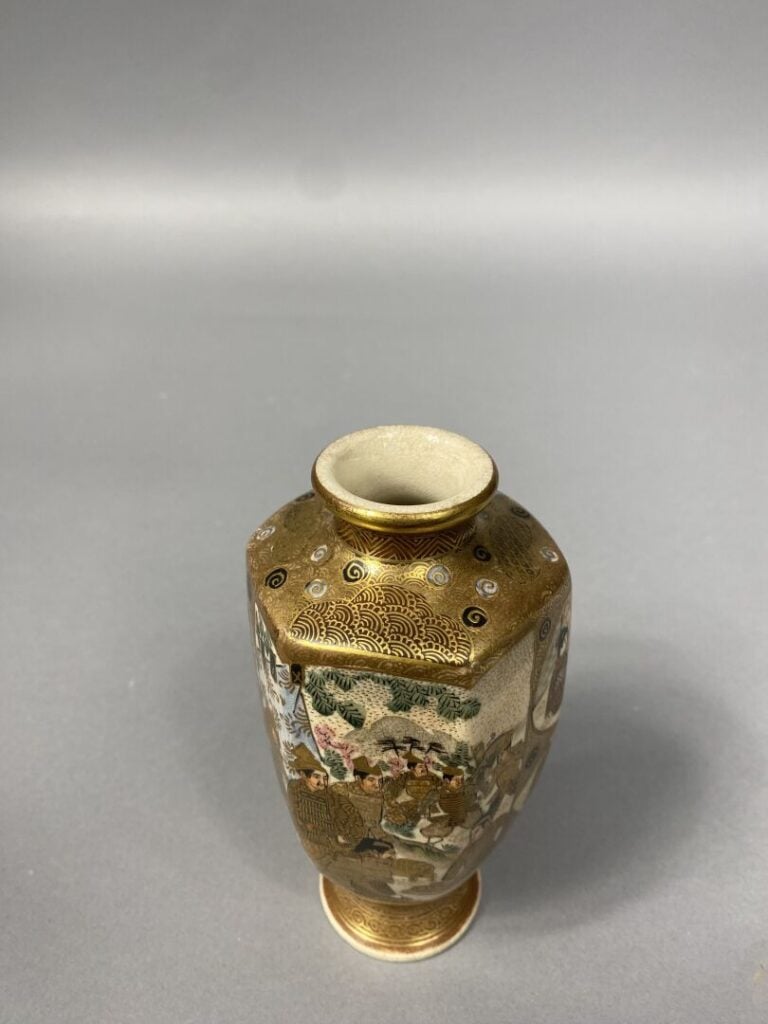 Japon, Satsuma - Petit vase à pans coupés en faïence de Satsuma à décor de geis…
