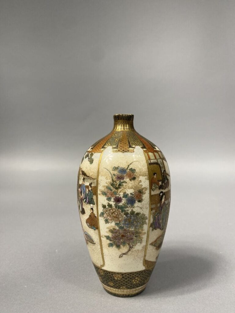 Japon, Satsuma - Petit vase balustre en faïence de Satsuma à décor de réserves…
