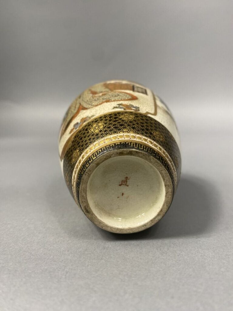 Japon, Satsuma - Petit vase balustre en faïence de Satsuma à décor de réserves…