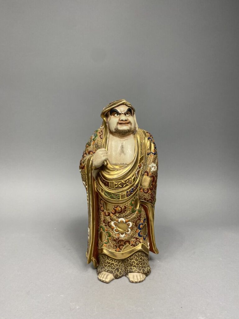 Japon, Satsuma - Sujet en porcelaine émaillée représentant le moine Daruma vêtu…