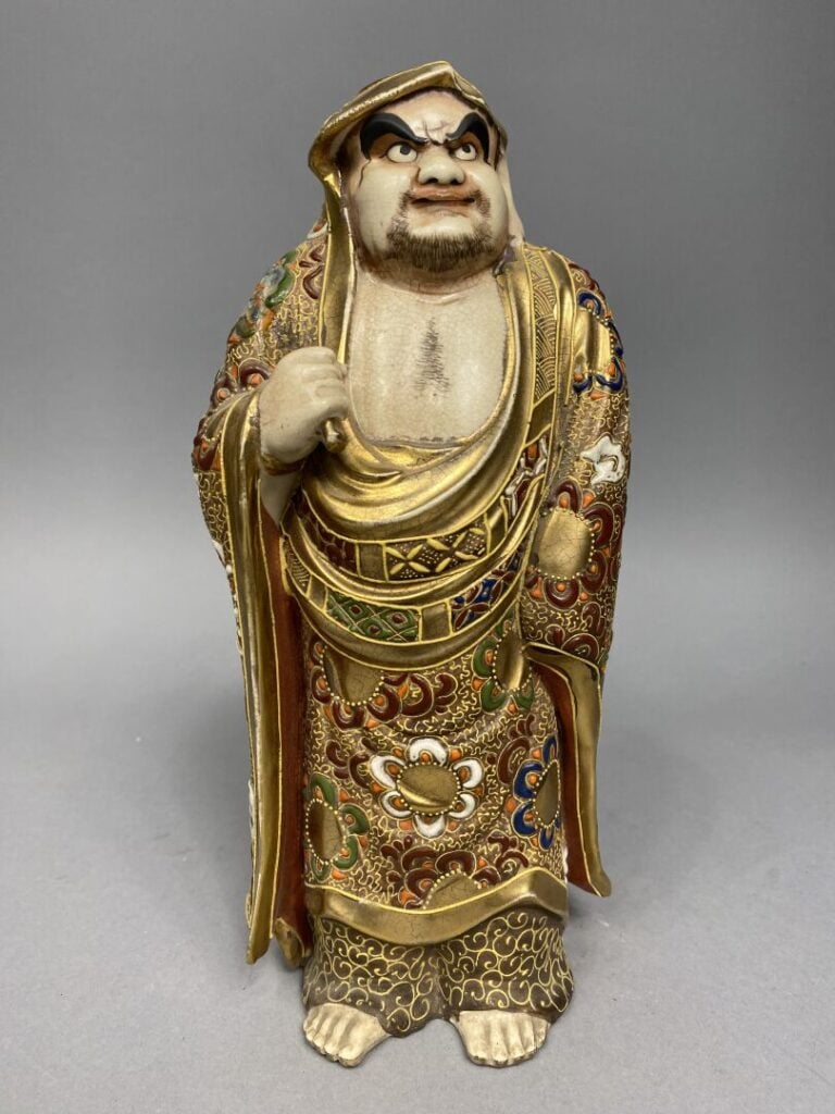 Japon, Satsuma - Sujet en porcelaine émaillée représentant le moine Daruma vêtu…