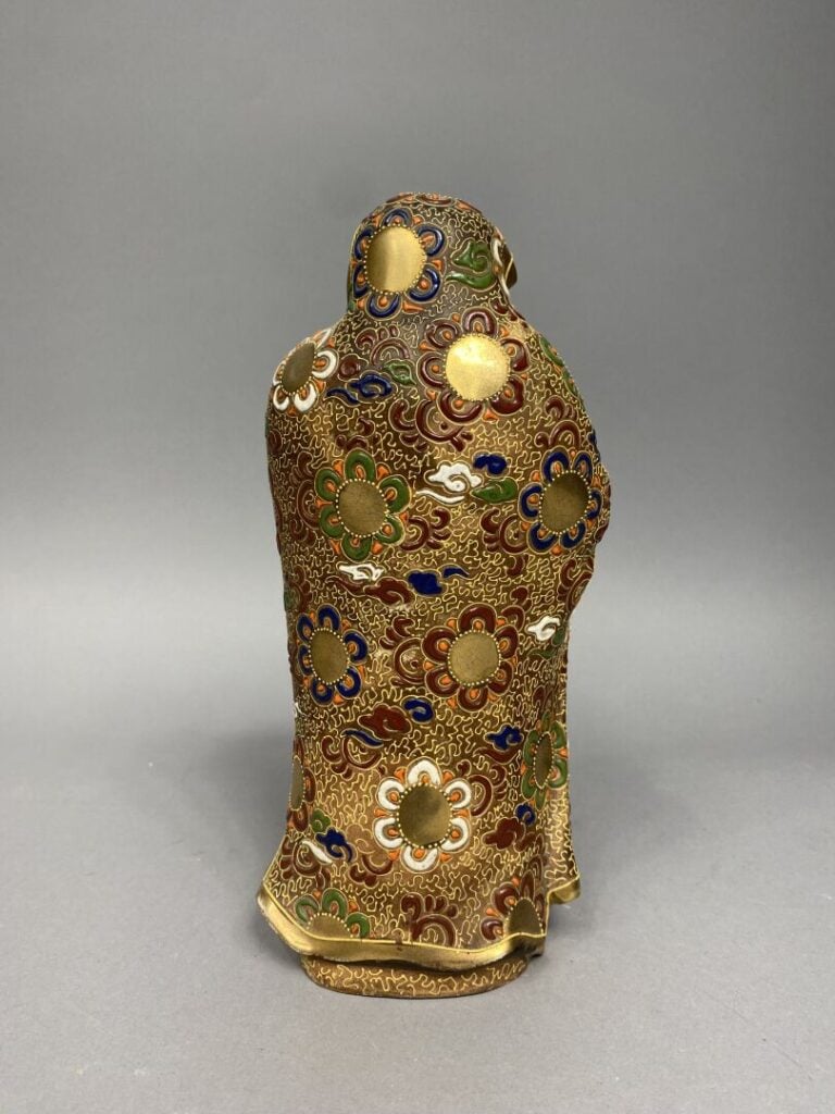 Japon, Satsuma - Sujet en porcelaine émaillée représentant le moine Daruma vêtu…