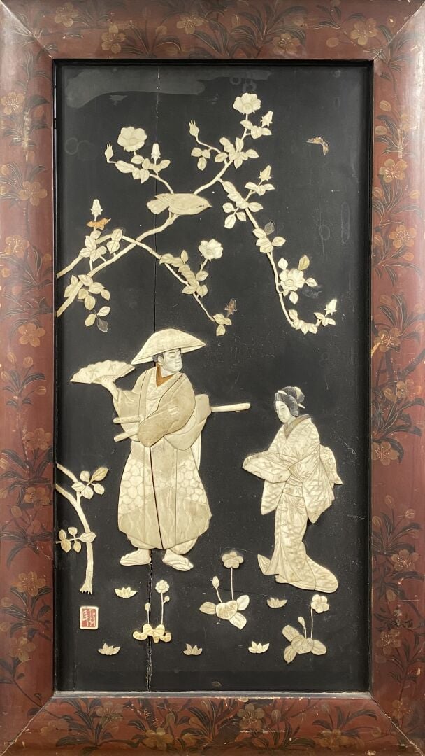 Japon - Suite de deux panneaux en bois à décor d'incrustations d'os et nacre fi…