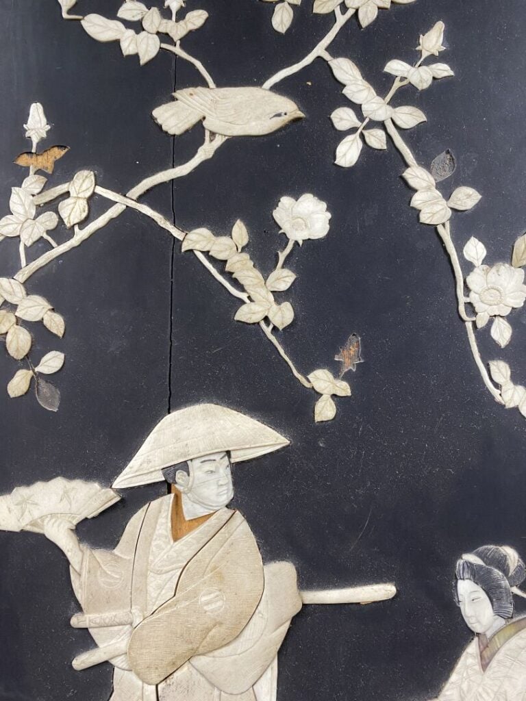 Japon - Suite de deux panneaux en bois à décor d'incrustations d'os et nacre fi…