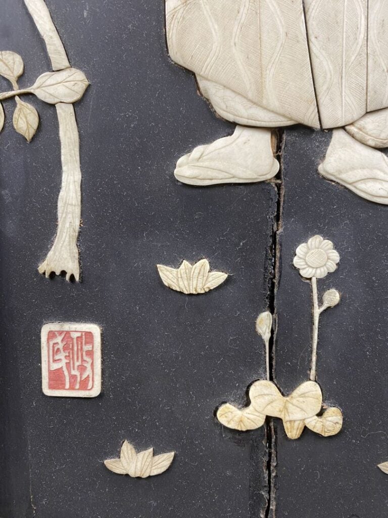 Japon - Suite de deux panneaux en bois à décor d'incrustations d'os et nacre fi…