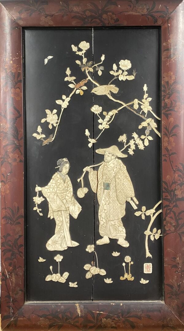Japon - Suite de deux panneaux en bois à décor d'incrustations d'os et nacre fi…