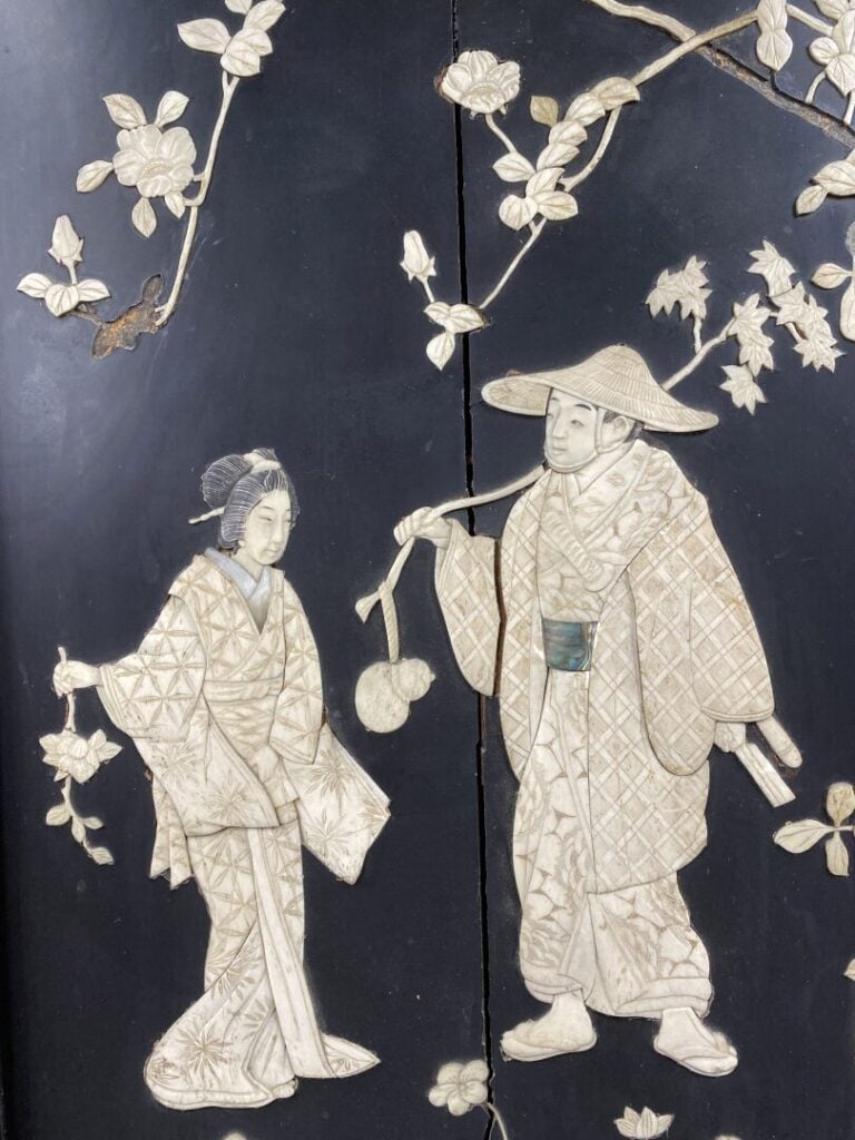 Japon - Suite de deux panneaux en bois à décor d'incrustations d'os et nacre fi…