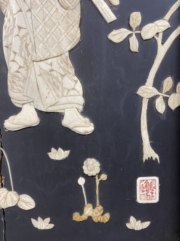 Japon - Suite de deux panneaux en bois à décor d'incrustations d'os et nacre fi…