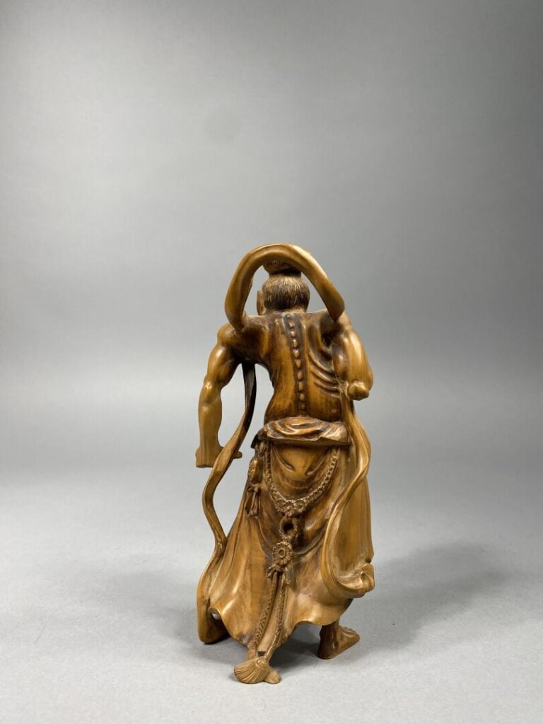 Japon - Sujet en buis sculpté représentant un ascète debout, le torse aux côtes…