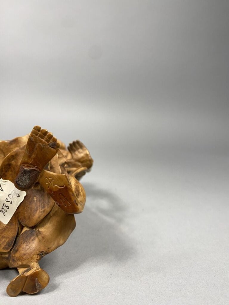 Japon - Sujet en buis sculpté représentant un ascète debout, le torse aux côtes…
