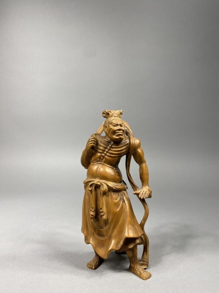 Japon - Sujet en buis sculpté représentant un ascète debout, le torse aux côtes…