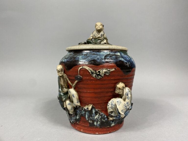 Japon, Sumidagawa - Pot couvert à décor émaillé flammé de deux ascètes en kimon…