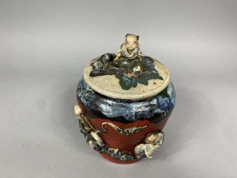 Japon, Sumidagawa - Pot couvert à décor émaillé flammé de deux ascètes en kimon…