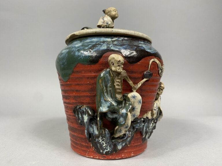 Japon, Sumidagawa - Pot couvert à décor émaillé flammé de deux ascètes en kimon…