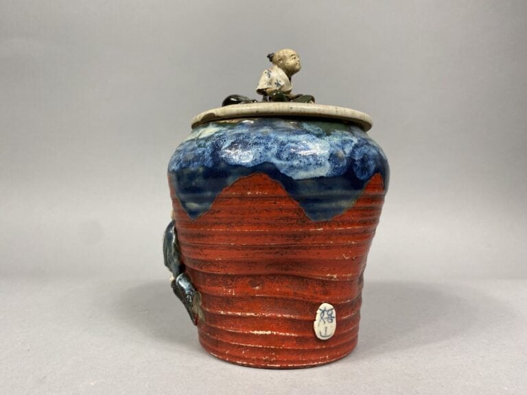 Japon, Sumidagawa - Pot couvert à décor émaillé flammé de deux ascètes en kimon…
