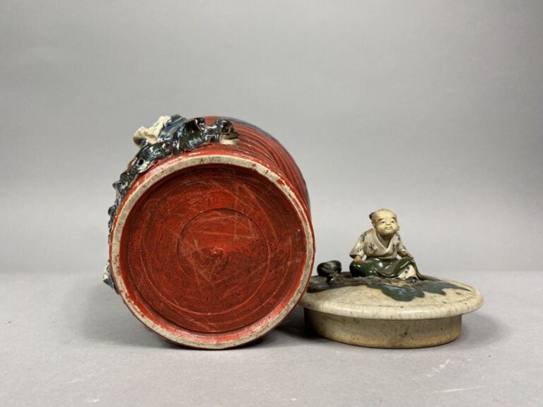Japon, Sumidagawa - Pot couvert à décor émaillé flammé de deux ascètes en kimon…