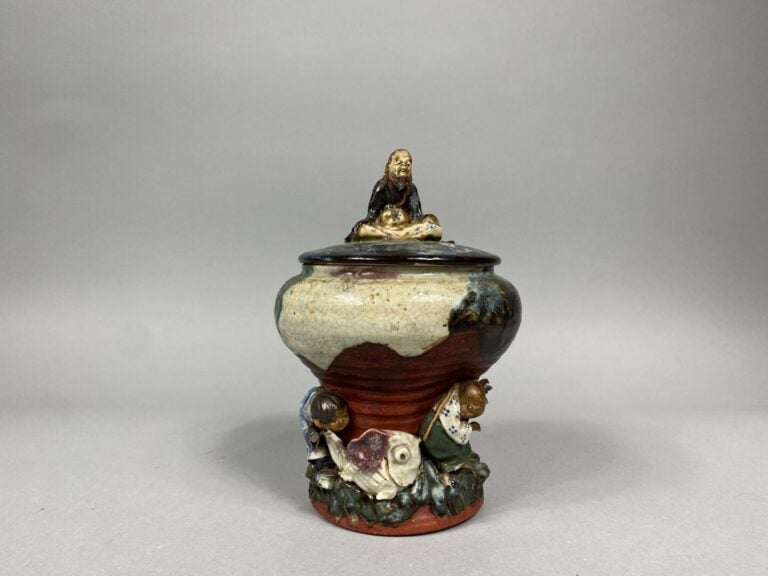 Japon, Sumidagawa - Pot couvert de forme balustre à décor émaillé flammé d'enfa…