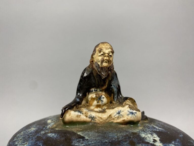 Japon, Sumidagawa - Pot couvert de forme balustre à décor émaillé flammé d'enfa…