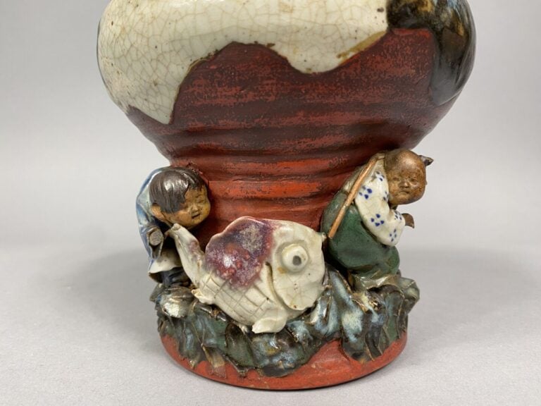 Japon, Sumidagawa - Pot couvert de forme balustre à décor émaillé flammé d'enfa…