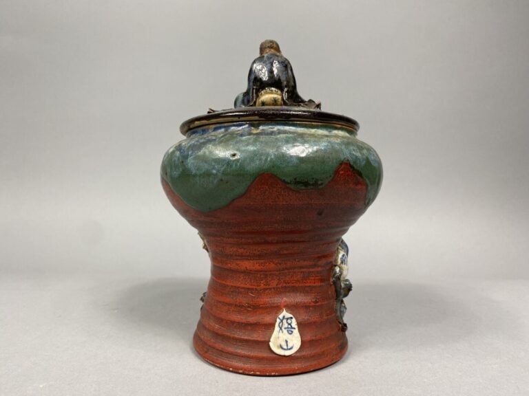 Japon, Sumidagawa - Pot couvert de forme balustre à décor émaillé flammé d'enfa…