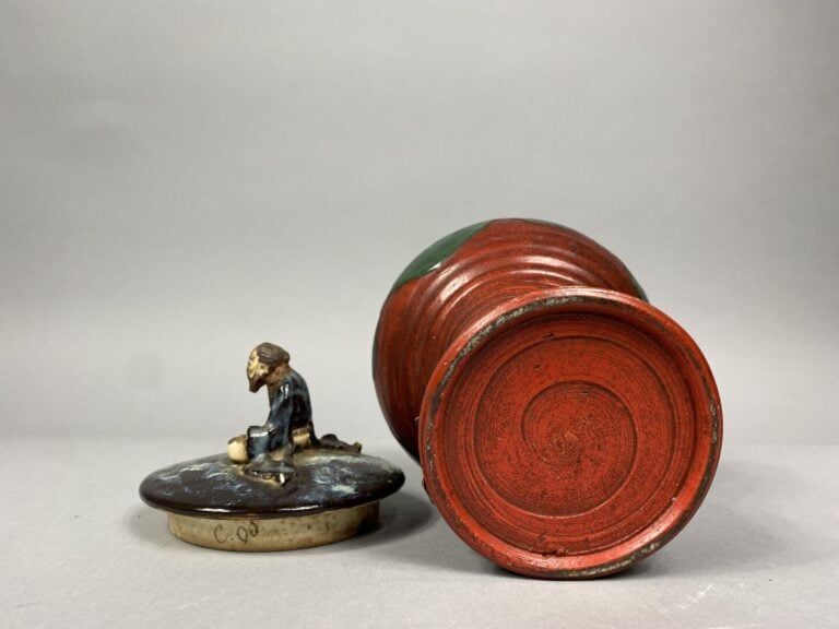 Japon, Sumidagawa - Pot couvert de forme balustre à décor émaillé flammé d'enfa…