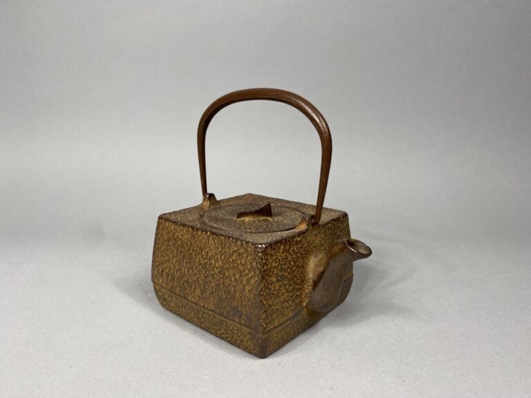 Japon - Théière en fonte. Anse amovible; - Marque en dessous - H : 18.5 cm