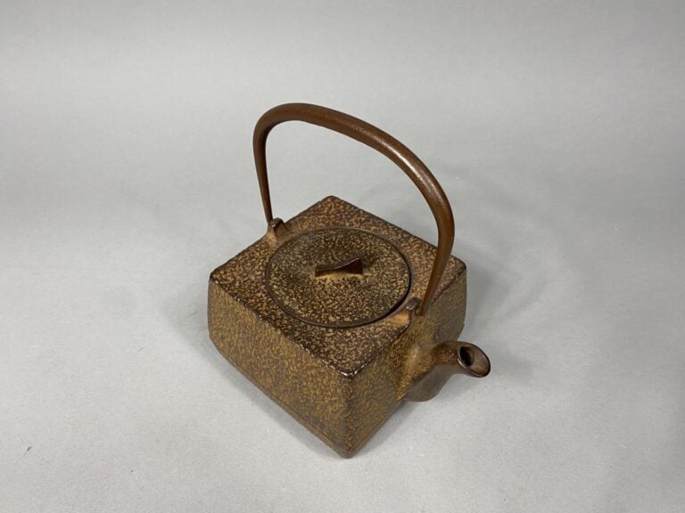 Japon - Théière en fonte. Anse amovible; - Marque en dessous - H : 18.5 cm