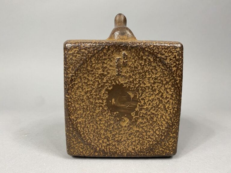 Japon - Théière en fonte. Anse amovible; - Marque en dessous - H : 18.5 cm