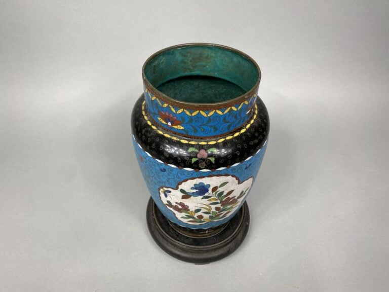 Japon - Vase balustre en émaux cloisonnés à décor en réserve d'oiseaux branchés…