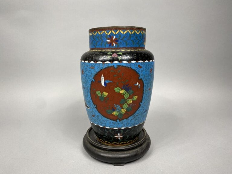 Japon - Vase balustre en émaux cloisonnés à décor en réserve d'oiseaux branchés…