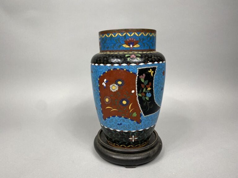 Japon - Vase balustre en émaux cloisonnés à décor en réserve d'oiseaux branchés…