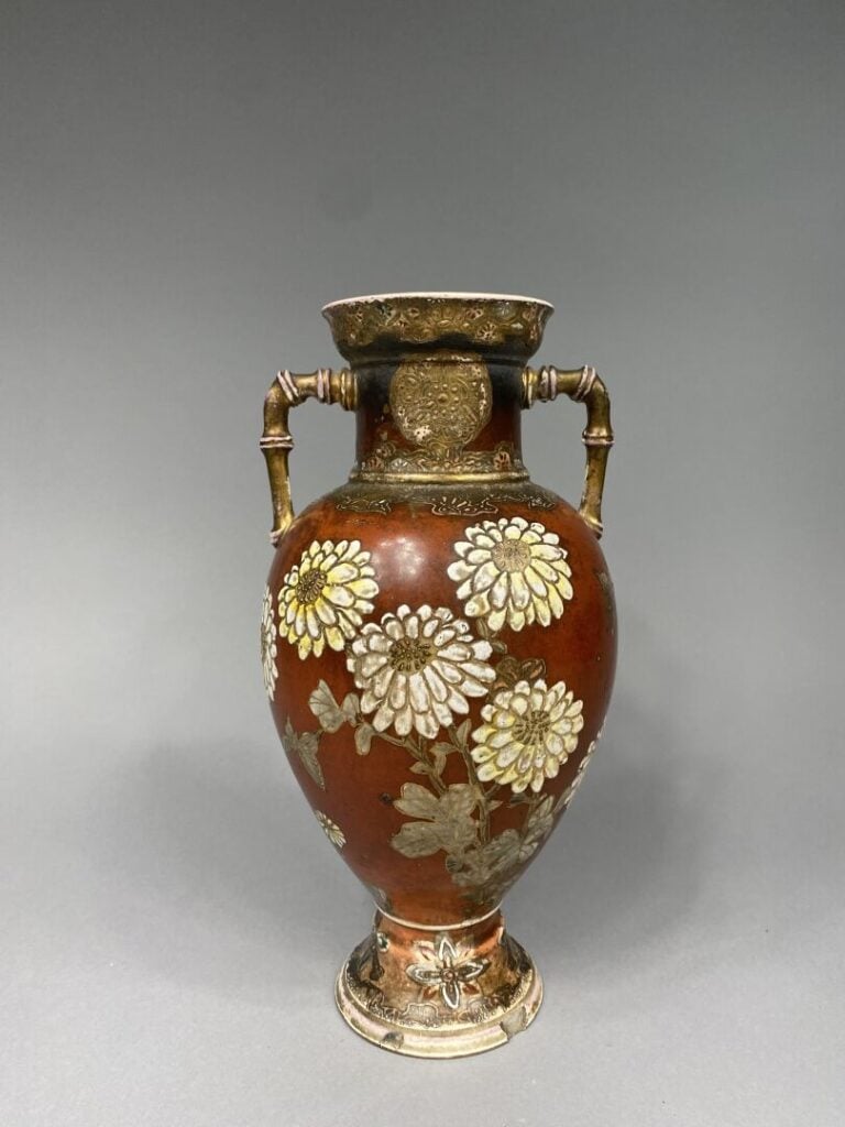 Japon - Vase balustre en porcelaine émaillée à décor de papillons et fleurs sur…