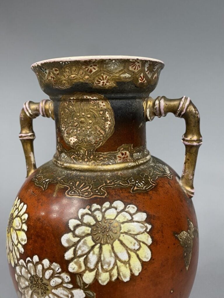 Japon - Vase balustre en porcelaine émaillée à décor de papillons et fleurs sur…