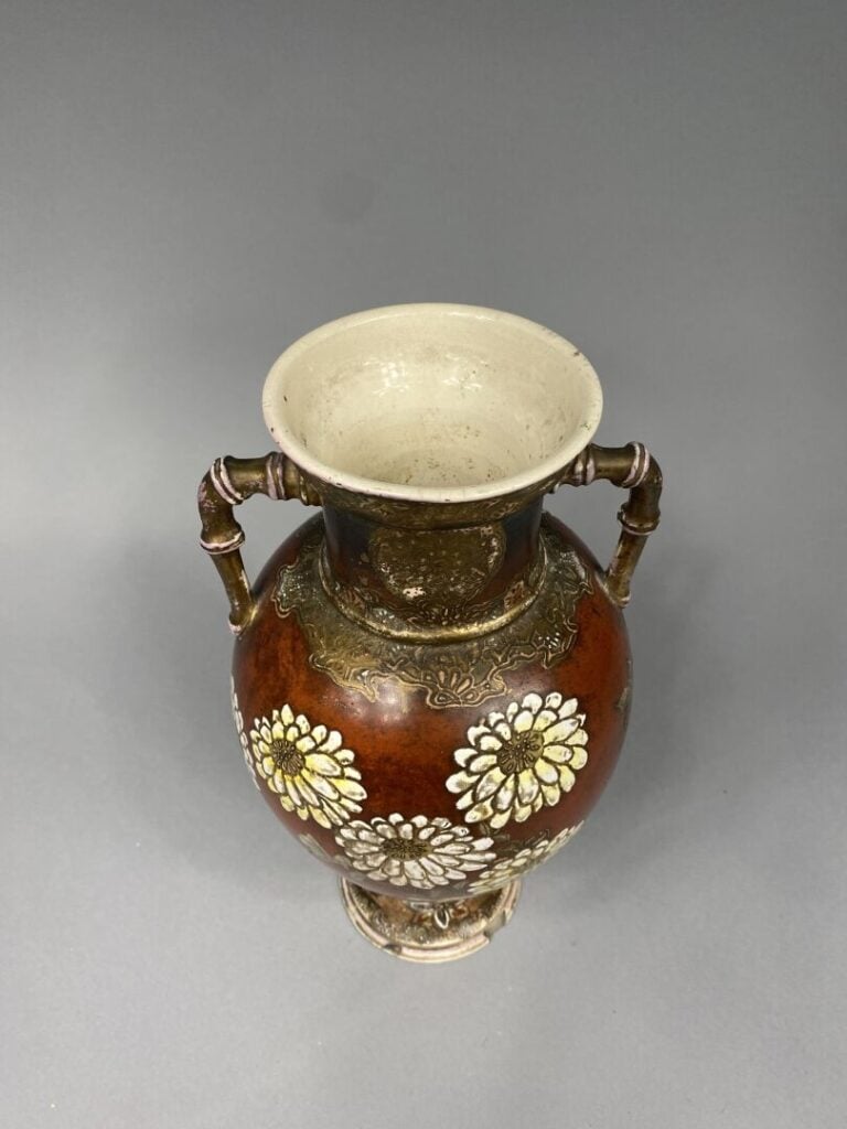 Japon - Vase balustre en porcelaine émaillée à décor de papillons et fleurs sur…