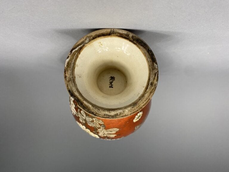 Japon - Vase balustre en porcelaine émaillée à décor de papillons et fleurs sur…
