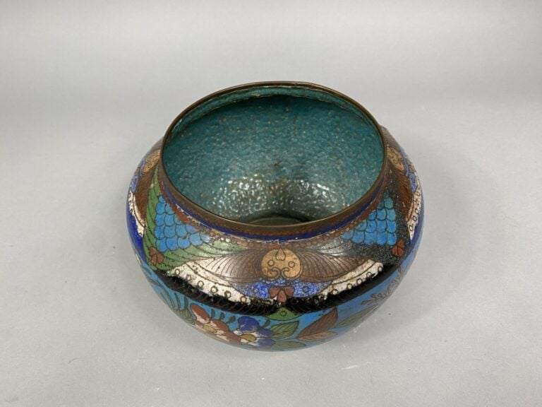 Japon - Vase boule en émaux cloisonnés à décor d'oiseaux, papillons et branchag…