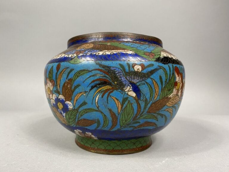 Japon - Vase boule en émaux cloisonnés à décor d'oiseaux, papillons et branchag…