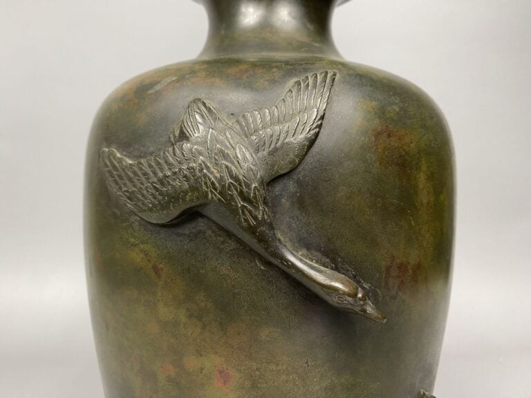 Japon - Vase en bronze à patine verte ornés de canards en relief parmi les rose…