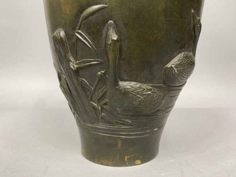 Japon - Vase en bronze à patine verte ornés de canards en relief parmi les rose…