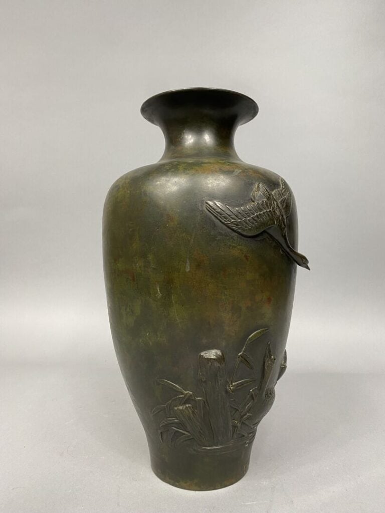 Japon - Vase en bronze à patine verte ornés de canards en relief parmi les rose…
