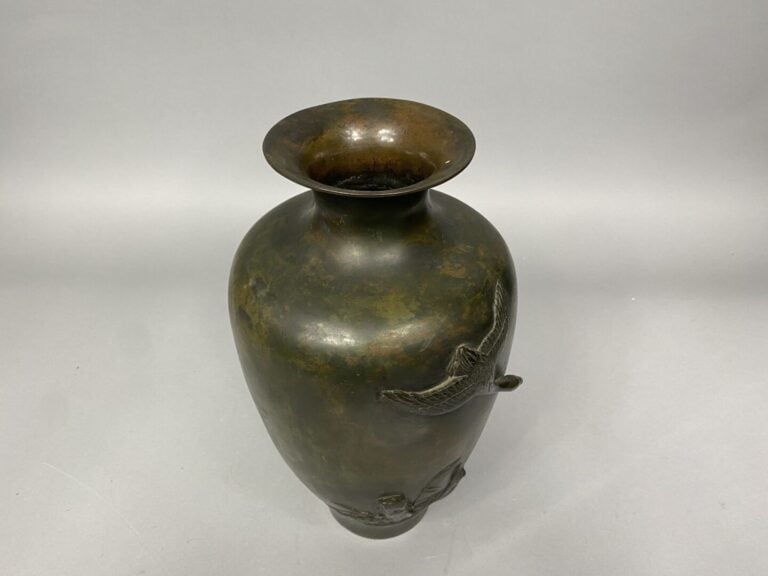 Japon - Vase en bronze à patine verte ornés de canards en relief parmi les rose…