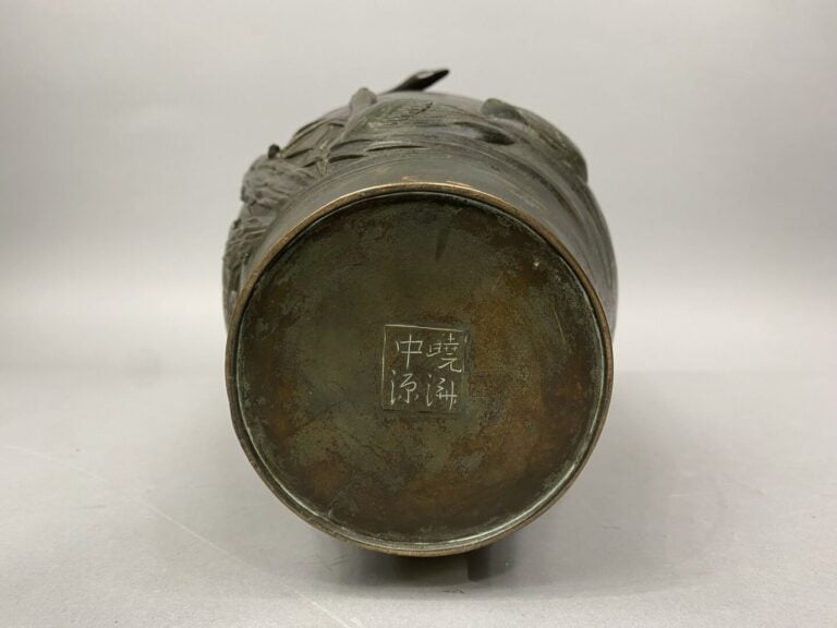 Japon - Vase en bronze à patine verte ornés de canards en relief parmi les rose…