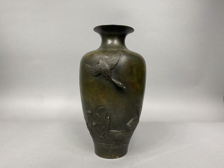 Japon - Vase en bronze à patine verte ornés de canards en relief parmi les rose…