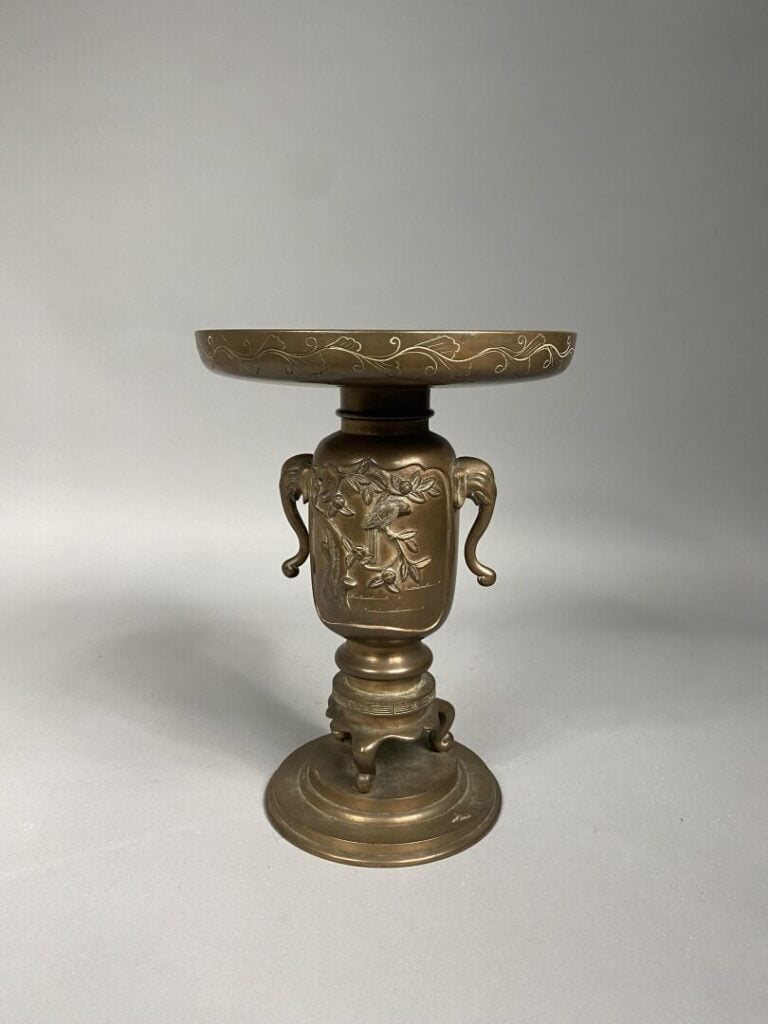 Japon - Vase tripode en bronze en forme de coupe à décor d'oiseaux branchés, le…