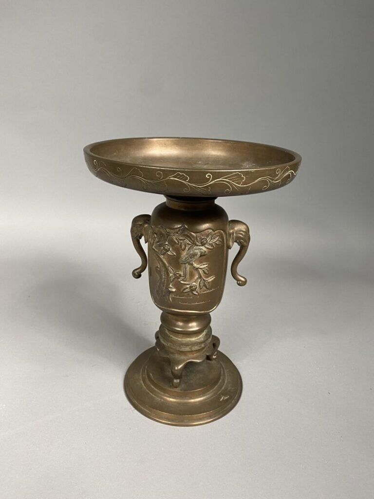 Japon - Vase tripode en bronze en forme de coupe à décor d'oiseaux branchés, le…