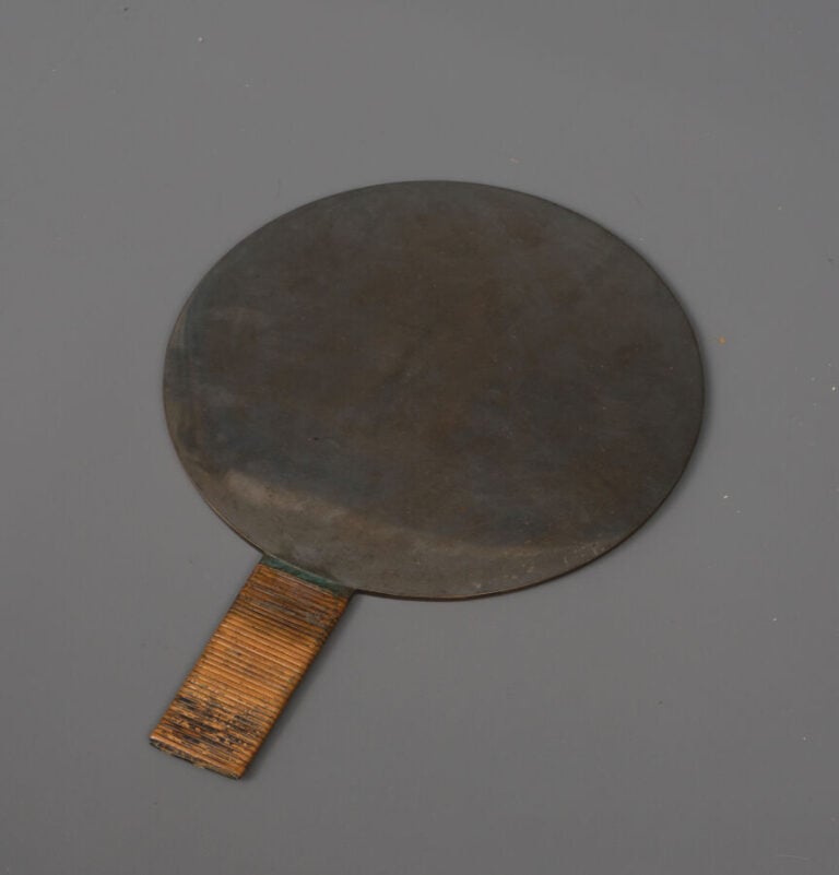 JAPON - XIXème siècle - Grand miroir à main (e'kakami) en cuivre à motif d'embl…